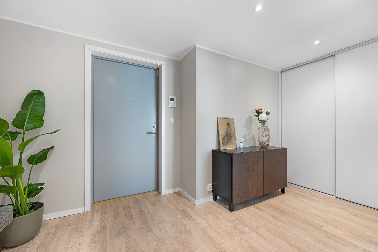 Det første som møter deg er en romslig gang med god plass til å henge fra seg yttertøy