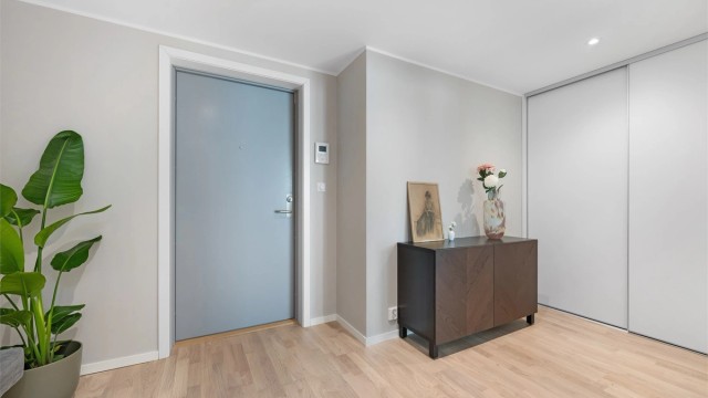 Det første som møter deg er en romslig gang med god plass til å henge fra seg yttertøy