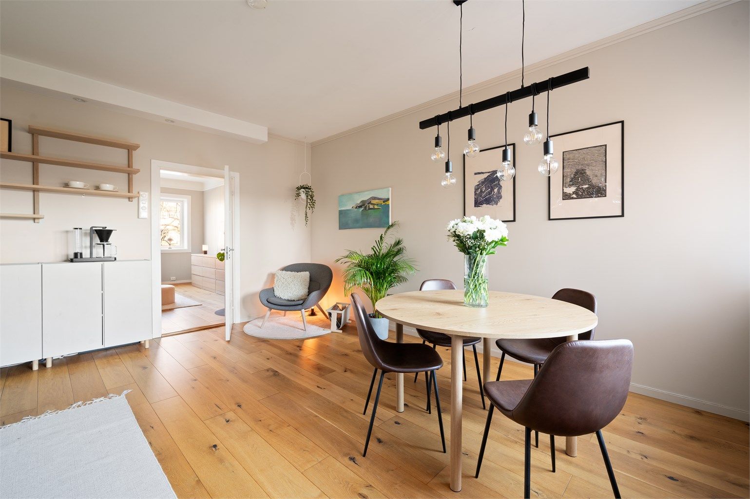 Leiligheten har en gjennomtenkt romflyt fra kjøkkenets sosiale sone til den mer private stuedelen.