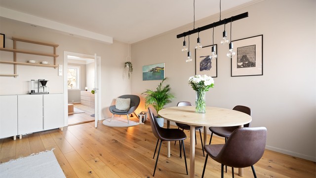 Leiligheten har en gjennomtenkt romflyt fra kjøkkenets sosiale sone til den mer private stuedelen.