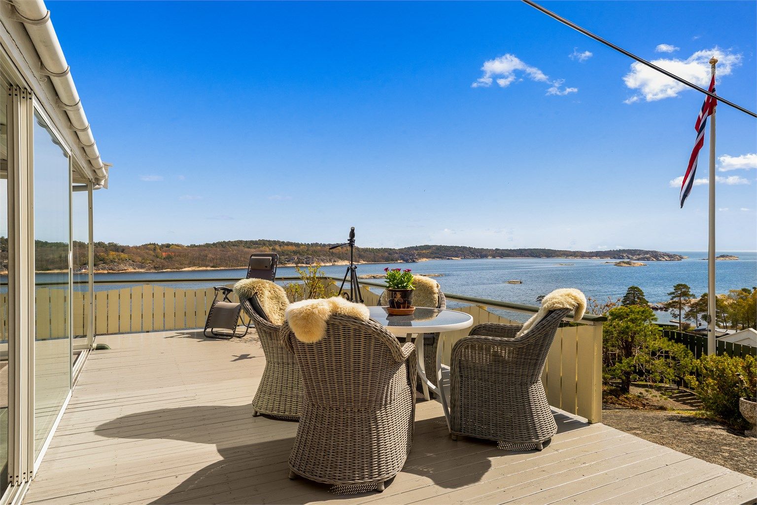 En av flere uteplasser som lar deg nyte både gode solforhold og utsikten.