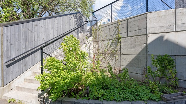 I tillegg til asfaltert nedkjørsel er det også flott nyere betongtrapp til inngangspartiet