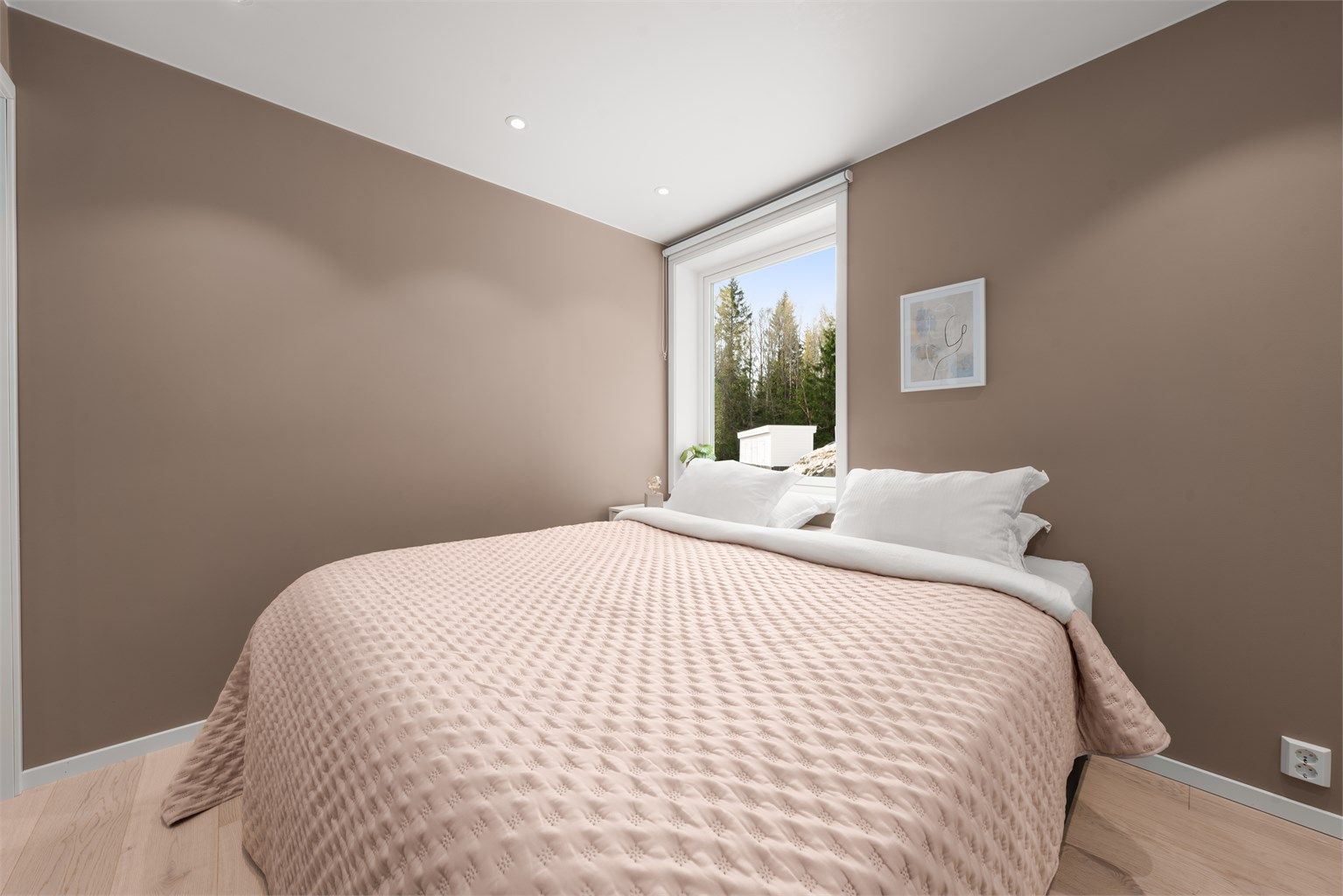 Rommet har en behagelig atmosfære og downlights i taket.