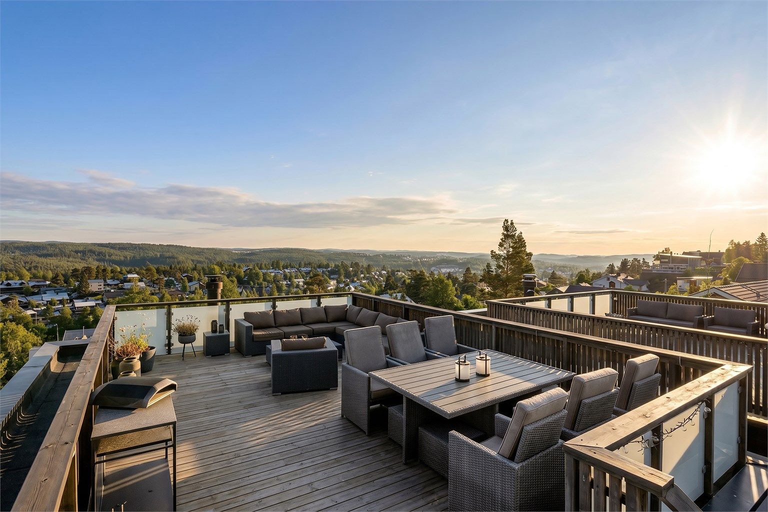 Boligen har en stor og solrik takterrasse på ca. 40 kvm med panoramautsikt (AI-redigert bilde til sommerstid)