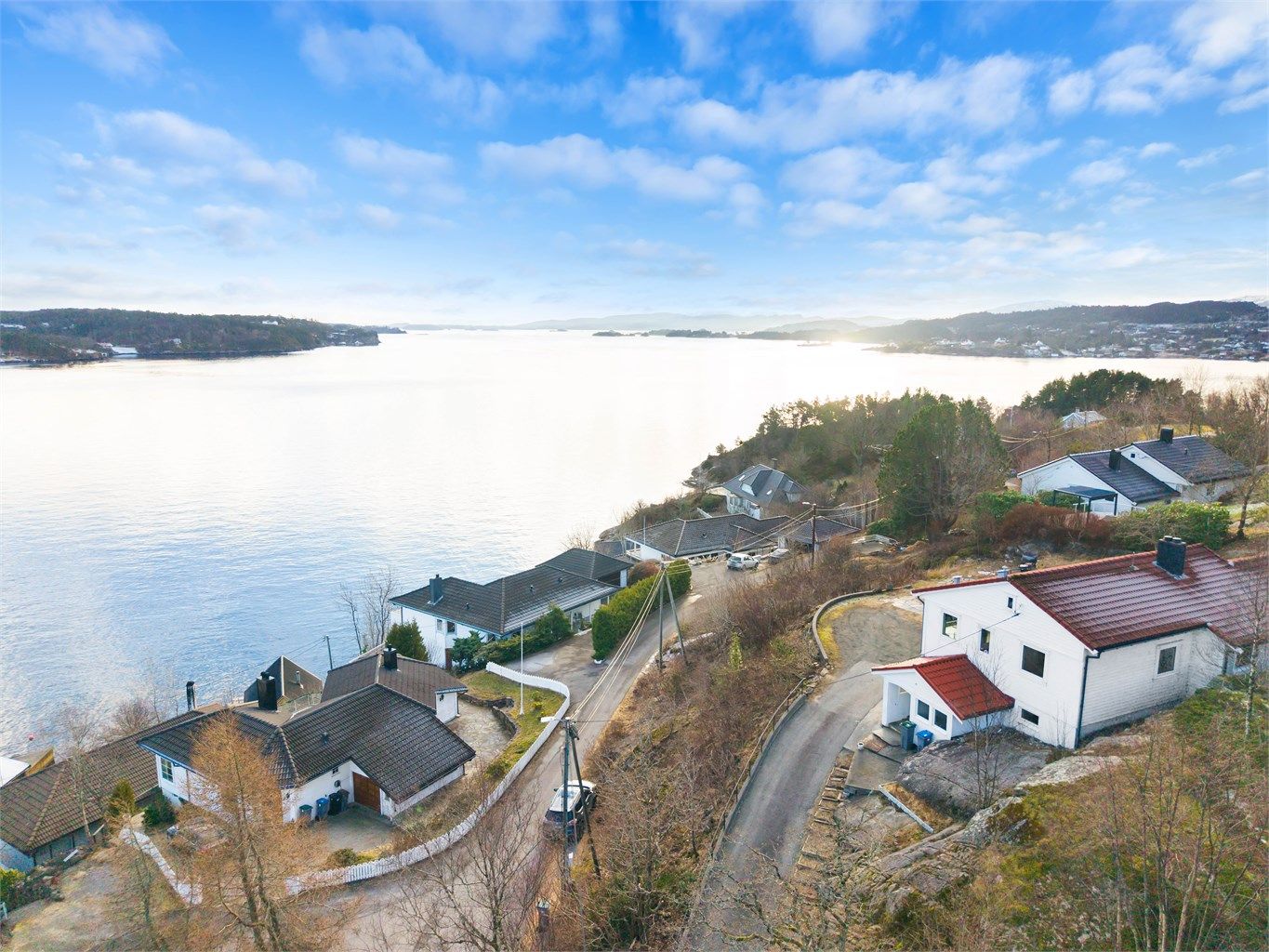 Nydelig sjøutsikt fra tomten utover Grimstadfjorden. 