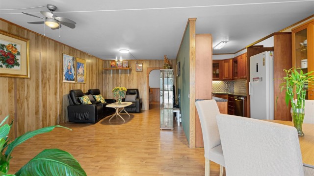 Vinkelstue med åpen løsning mellom spiseplassen og kjøkkenet