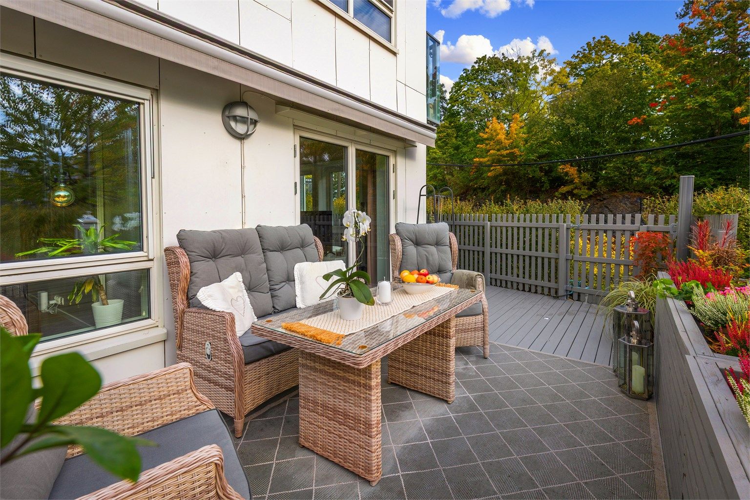 Dette er en lys og moderne 3-roms hjørneleilighet med åpen planløsning og gjennomgående nye overflater. Foto: Zovenfra AS