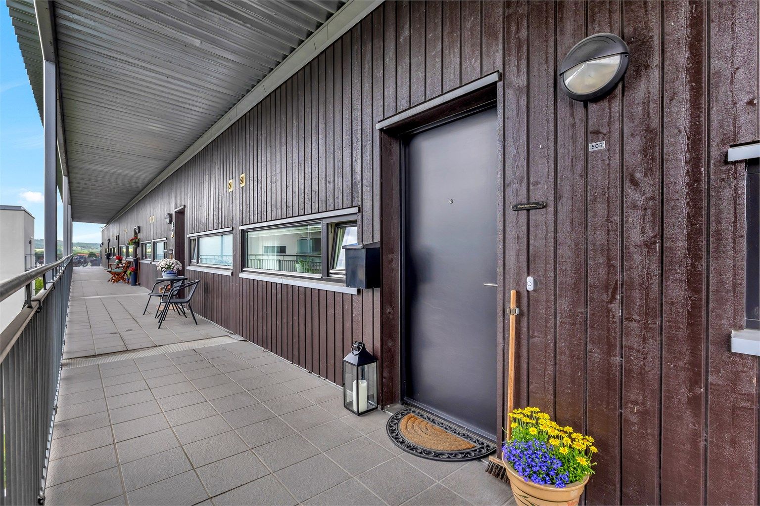 Leiligheten har heisadkomst til etasjeplanet, og en luftig svalgang som leder deg inn til boligen.