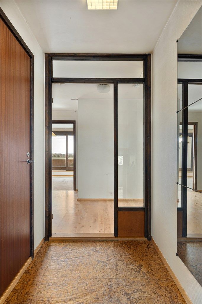 Det er tilgang til et toalettrom/gjestetoalett fra entréen