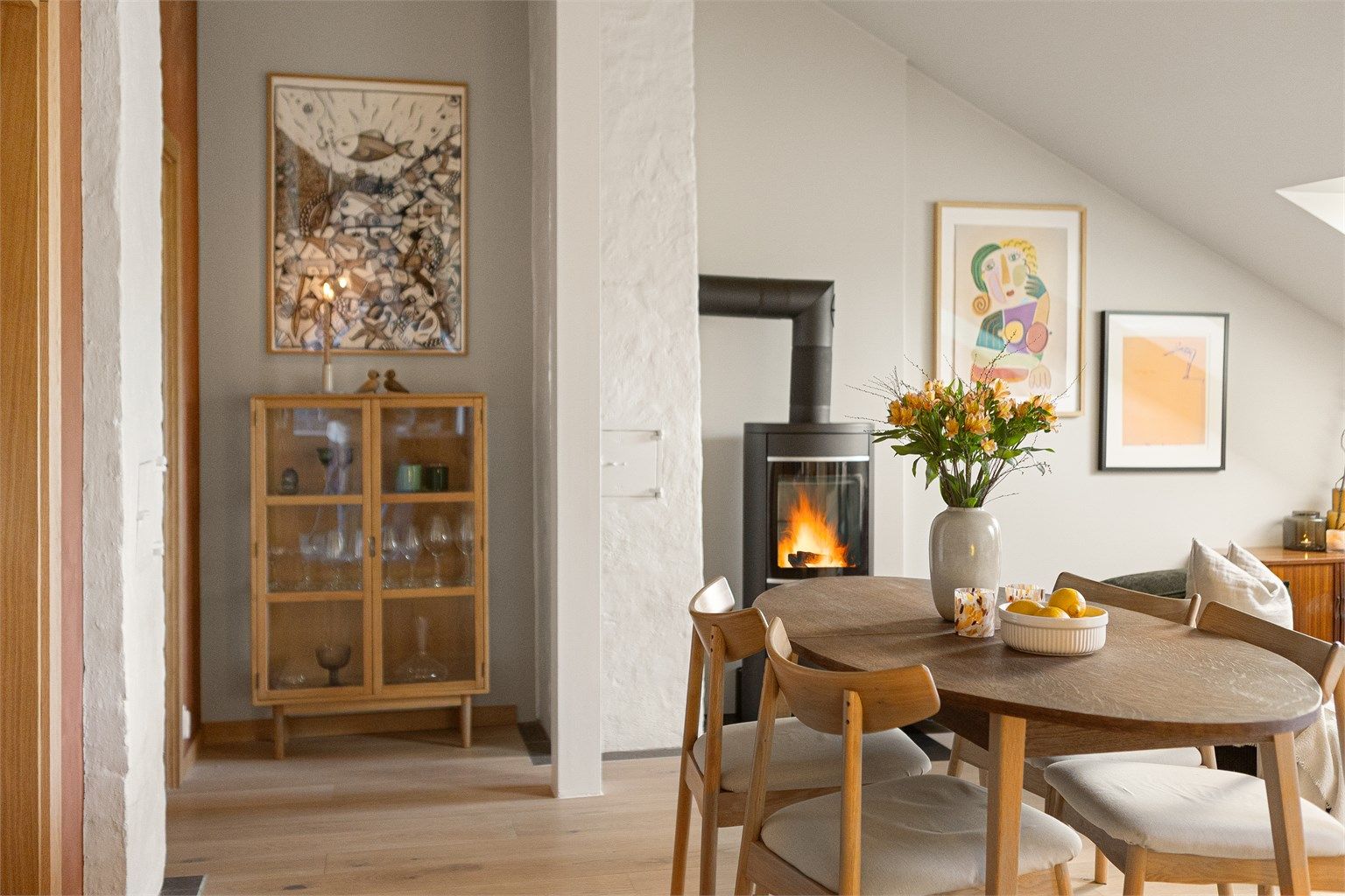 Stuen har god plass til sofagruppe med tilhørende møblement, samt egen spisegruppe