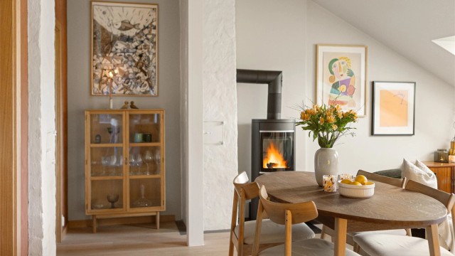 Stuen har god plass til sofagruppe med tilhørende møblement, samt egen spisegruppe