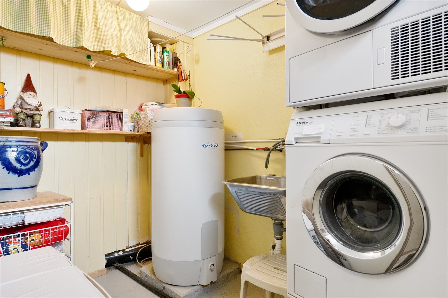 Praktisk vaskerom med opplegg for vaskemaskin og tørketrommel.