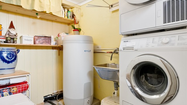 Praktisk vaskerom med opplegg for vaskemaskin og tørketrommel.