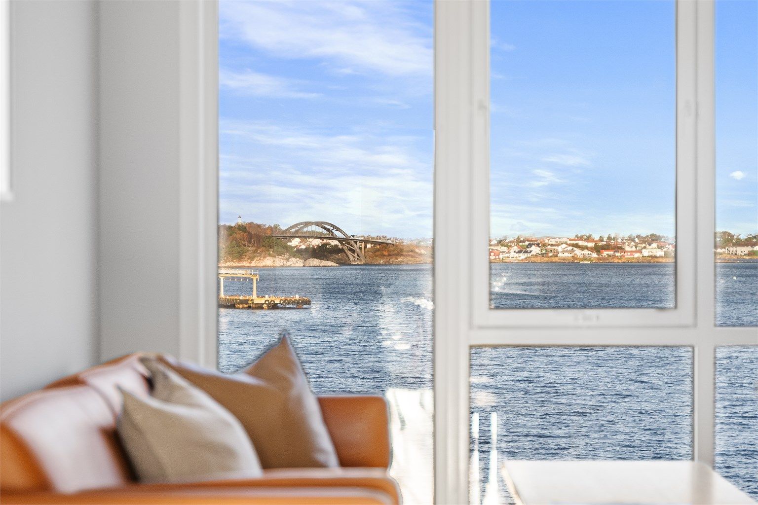 Her kan man senke roen og nyte fjord, fjell og det maritime livet utenfor.
