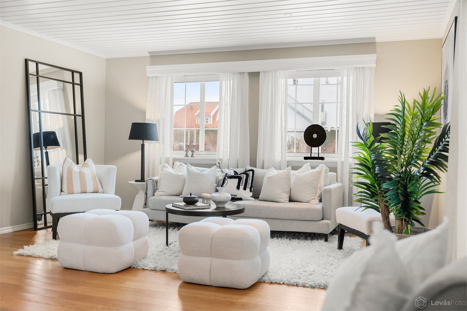 Rikelig med vindusflater mot syd gir rommet godt med lys