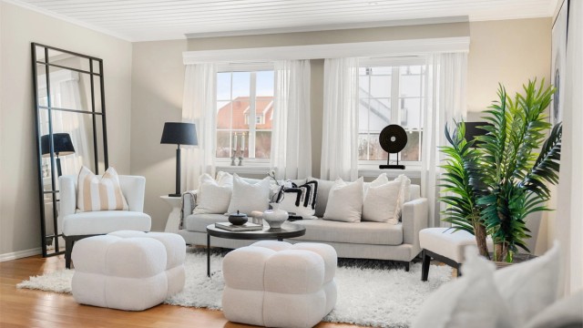 Rikelig med vindusflater mot syd gir rommet godt med lys