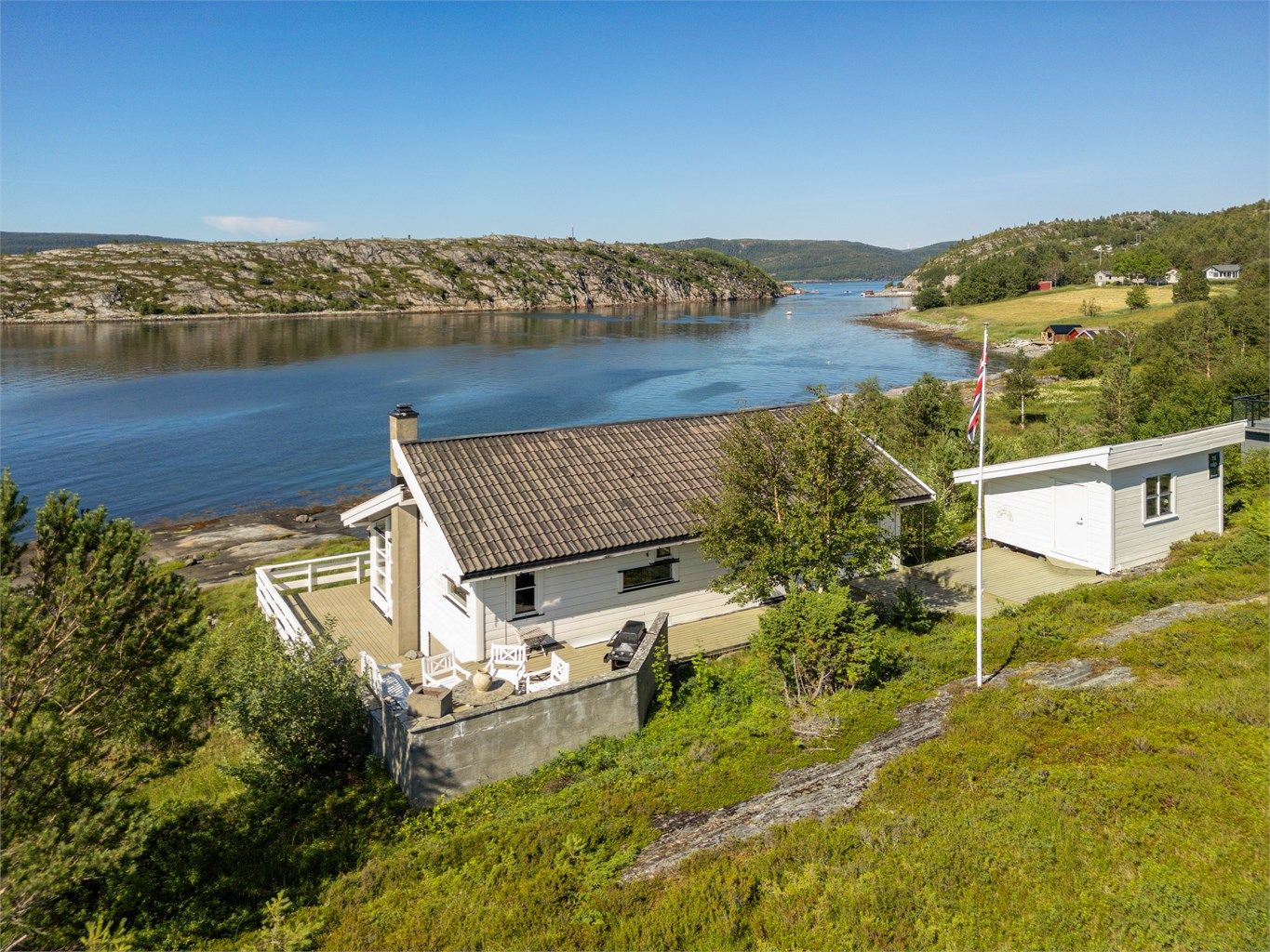Eiendommen er omkranset av vakker natur i rolige omgivelser, og byr på en nydelig utsikt over sjøen, som bare ligger 26 meter unna. 