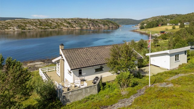 Eiendommen er omkranset av vakker natur i rolige omgivelser, og byr på en nydelig utsikt over sjøen, som bare ligger 26 meter unna.