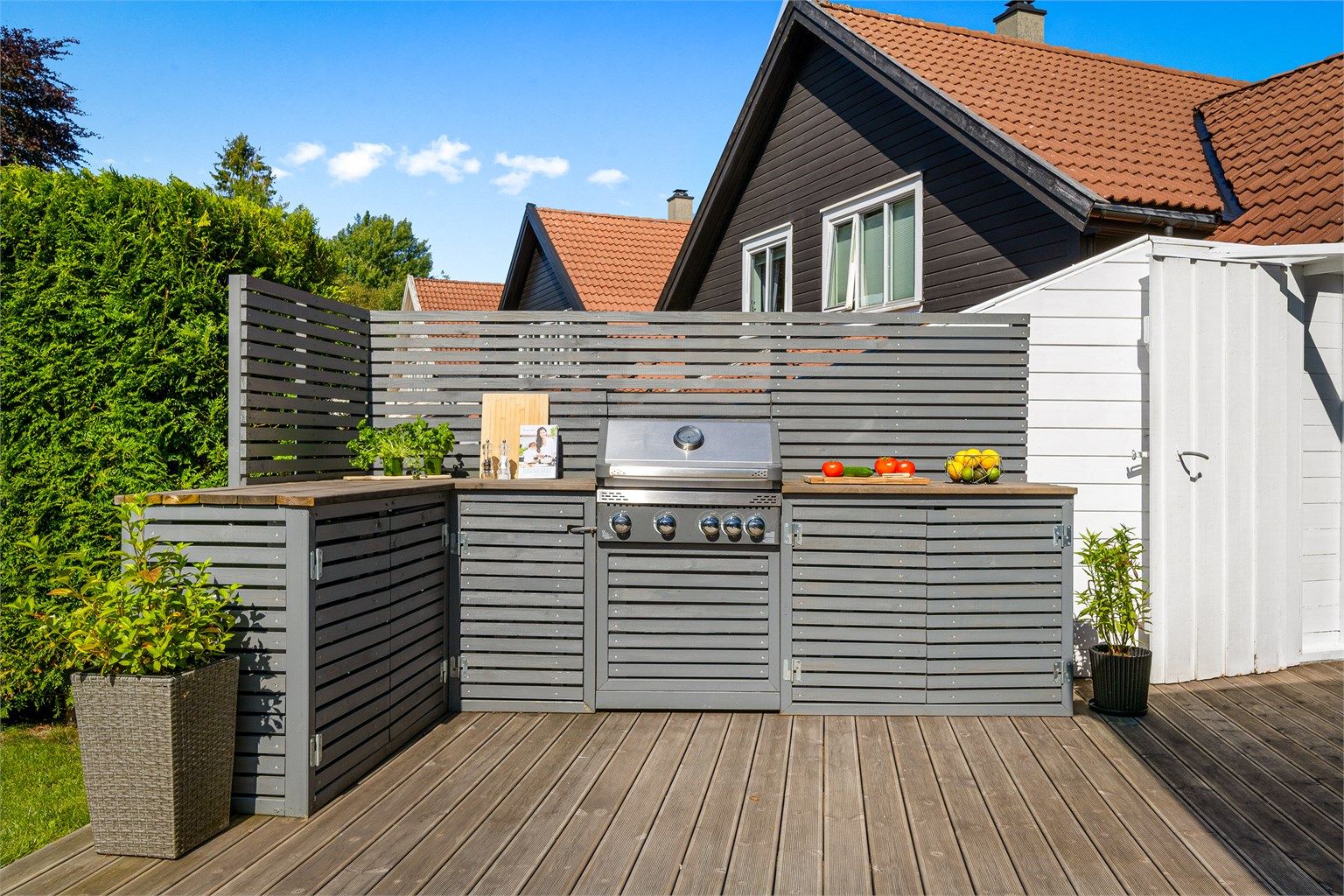 Svært praktisk utekjøkken for matlaging og grilling på finværsdager. Gassgrill medfølger.