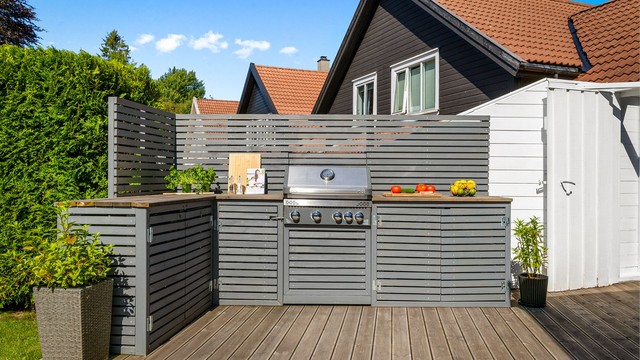 Svært praktisk utekjøkken for matlaging og grilling på finværsdager. Gassgrill medfølger.