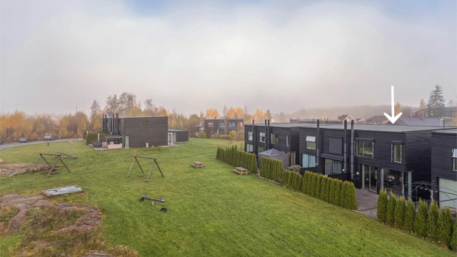 Velkommen til Myrvangvegen 74 - Lettstelt og moderne rekkehus over 2 plan.