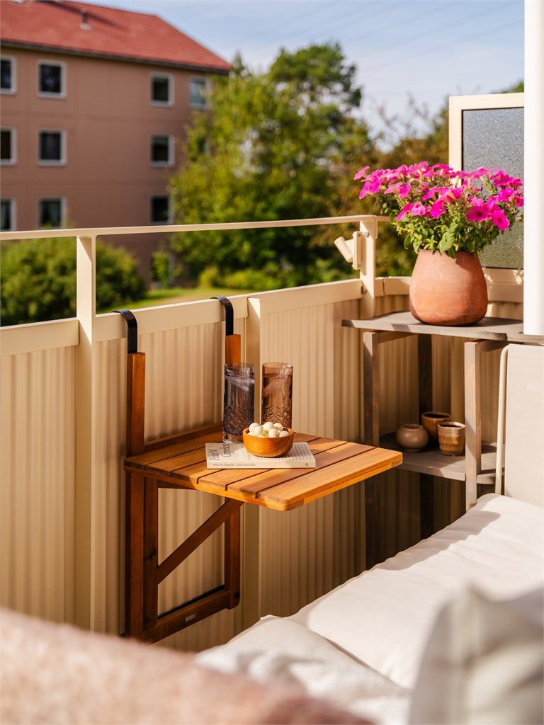  I følge solkart er solen på balkongen fra ca. kl. 09.00 til 18.00 midtsommers