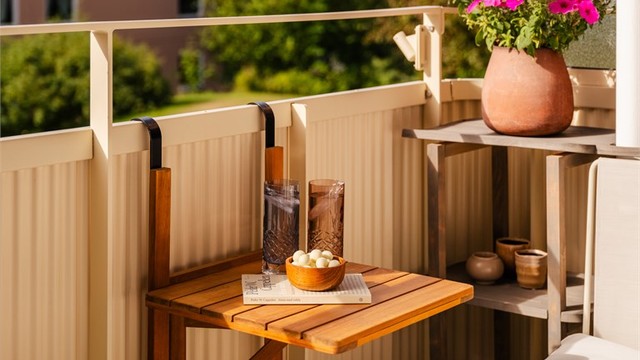 I følge solkart er solen på balkongen fra ca. kl. 09.00 til 18.00 midtsommers