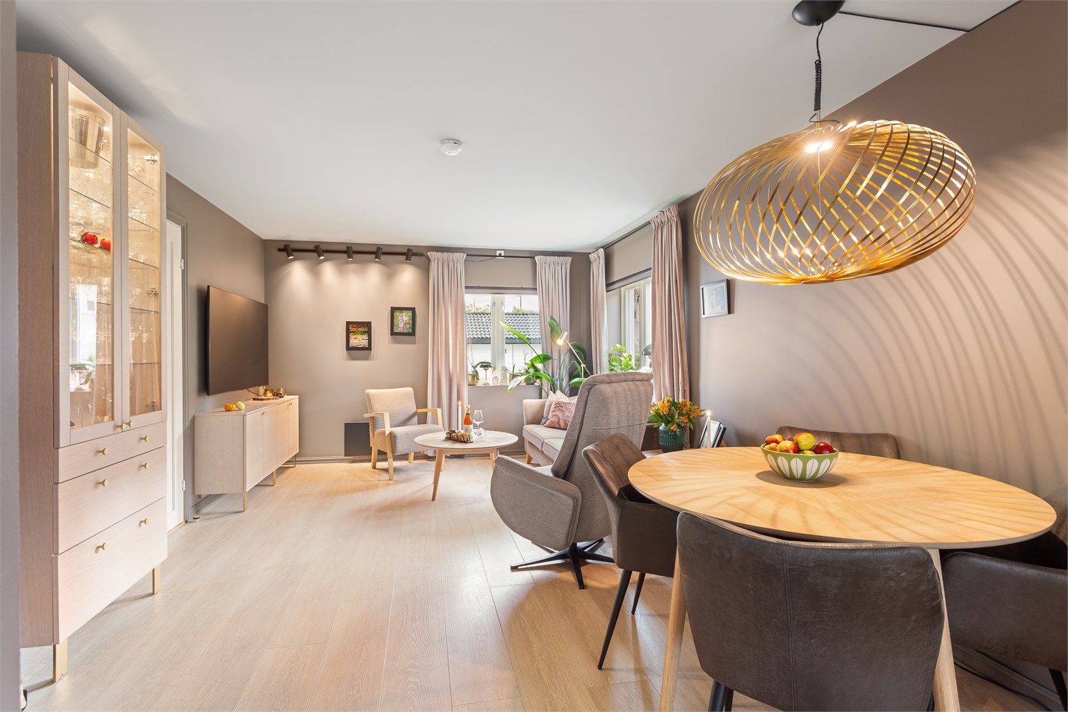 God plass til både spisebord og sofagruppe gjør dette til et fleksibelt oppholdsrom.