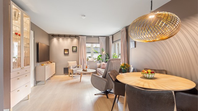 God plass til både spisebord og sofagruppe gjør dette til et fleksibelt oppholdsrom.