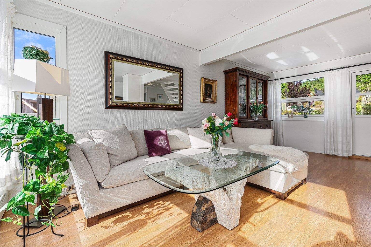 Lys og koselig stue med fin plass til både sofakrok og spisestueplass. Utgang til både markterrasse og veranda