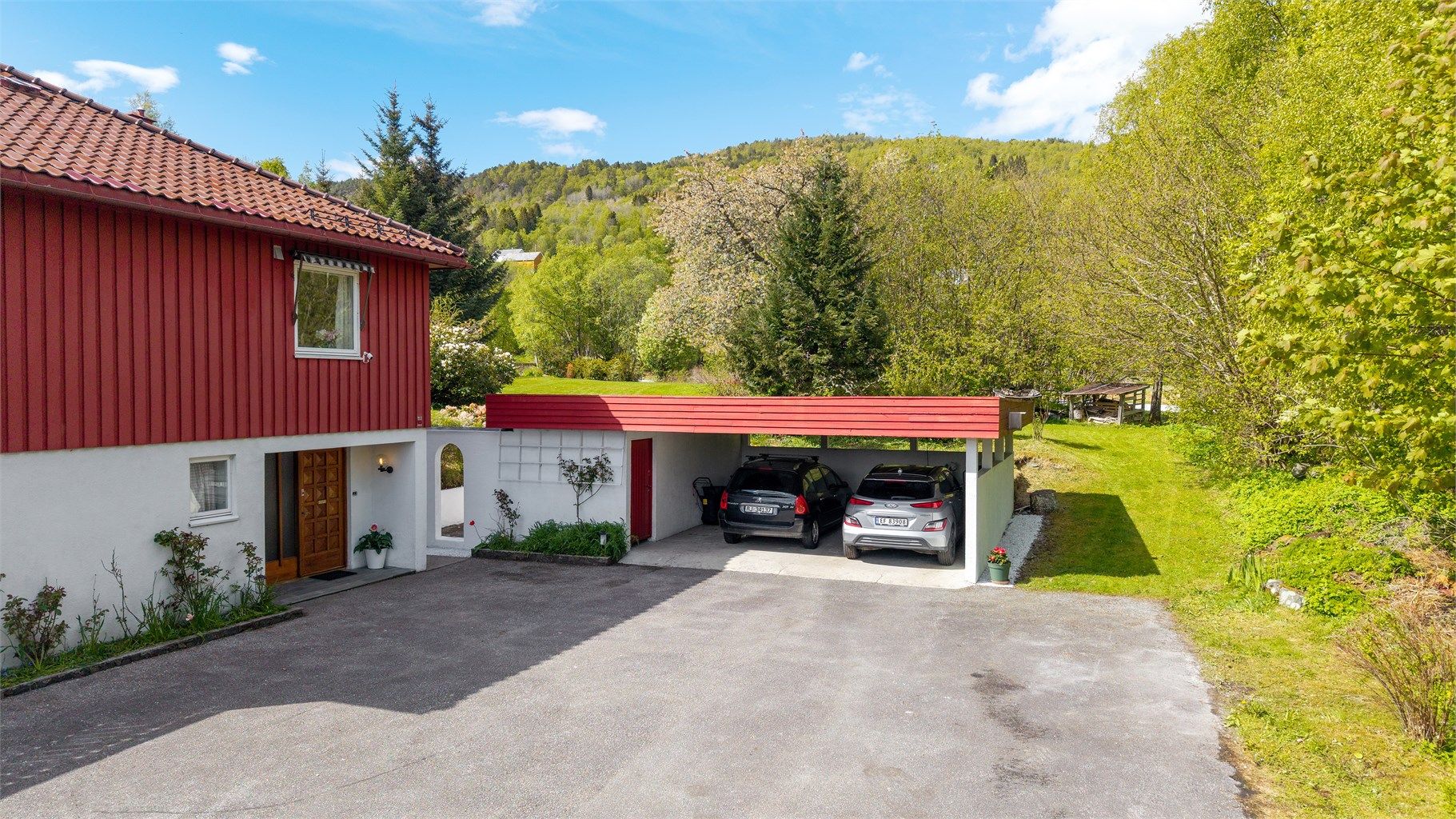 Carporten har et overbygd areal på ca. 33 m² og er bygget i murkonstruksjoner med tak i tre.