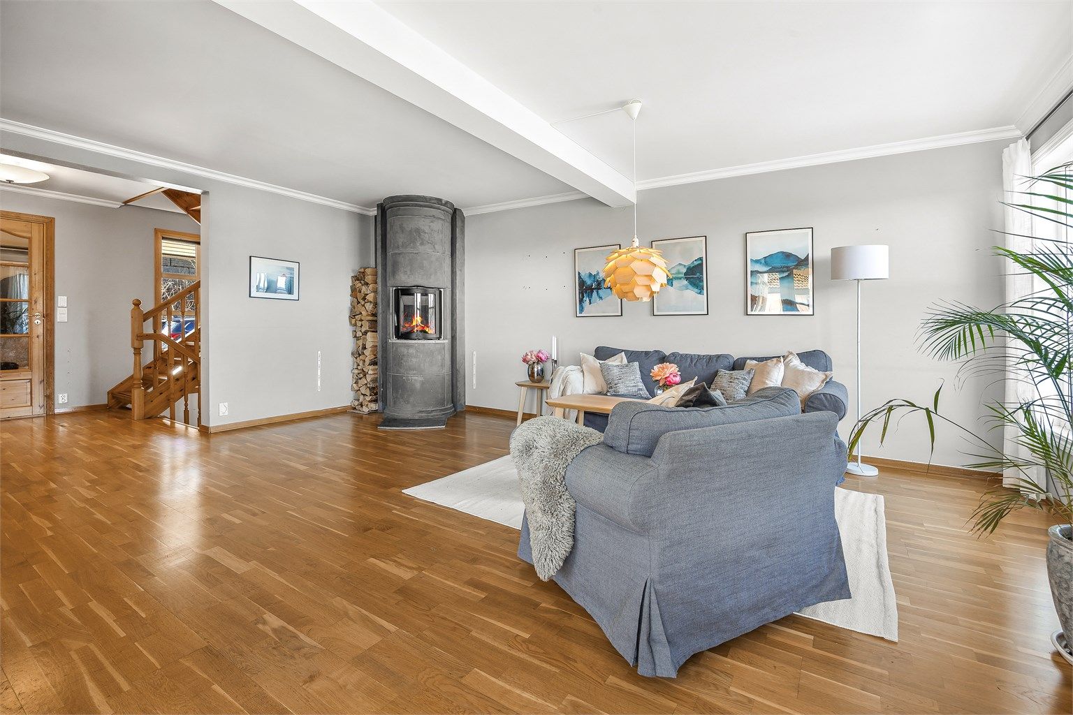 Fra stuen leder en tretrapp opp til loftsetasjen og ned til soveromsavdelingen i underetasjen.