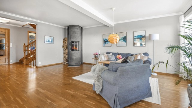 Fra stuen leder en tretrapp opp til loftsetasjen og ned til soveromsavdelingen i underetasjen.