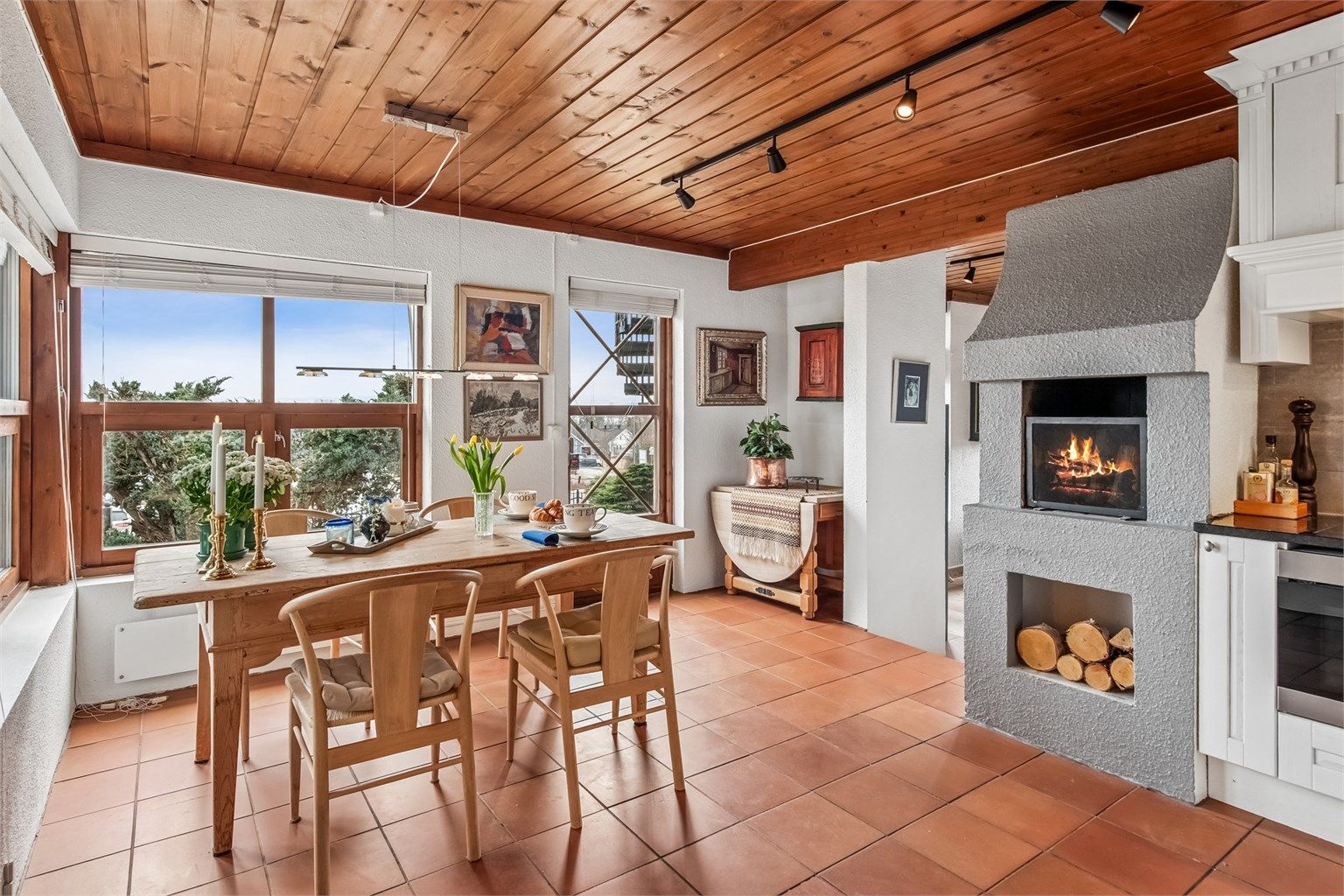 Kjøkken i egne sone med plass til spisegruppe, gode lysforhold og direkte utgang til hagen. 