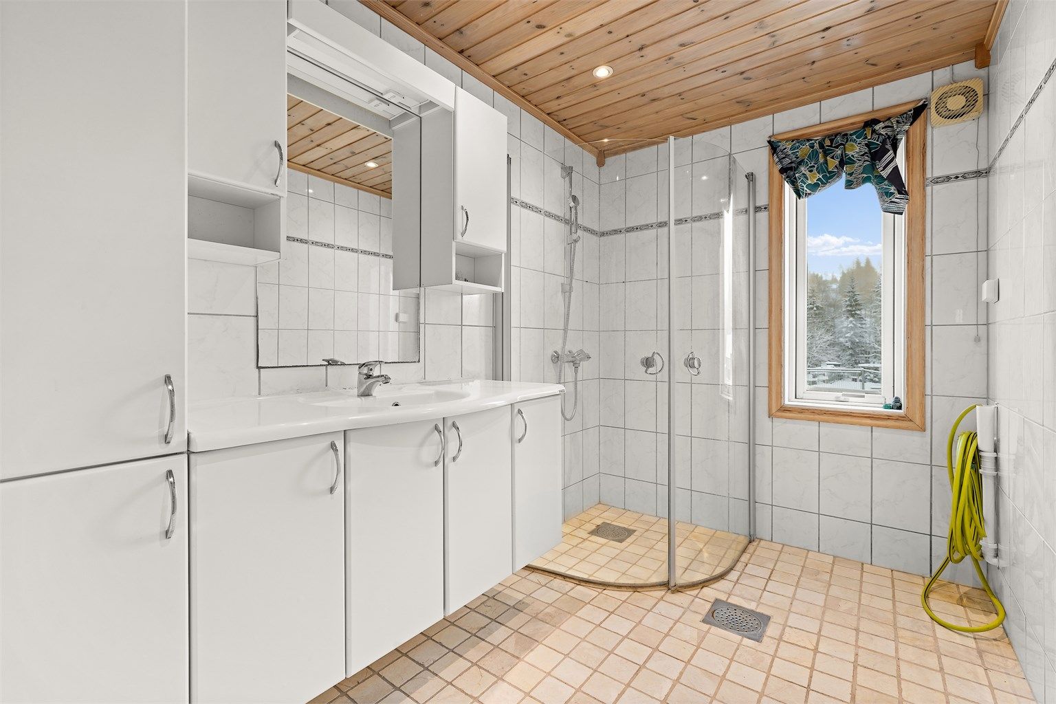Bad leilighet midten i 1 etg.