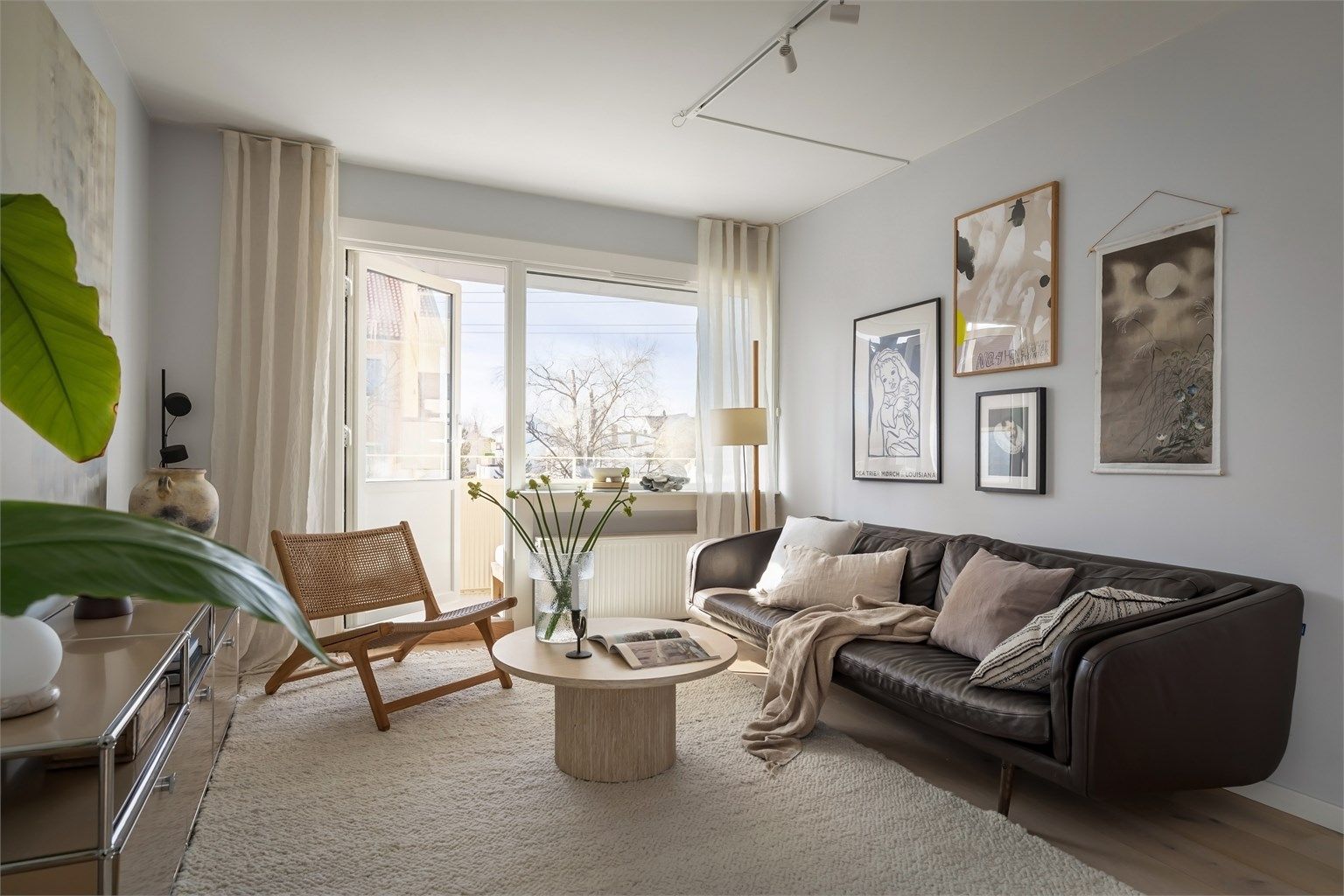 Store vindusflater og balkongdør gir en god atmosfære