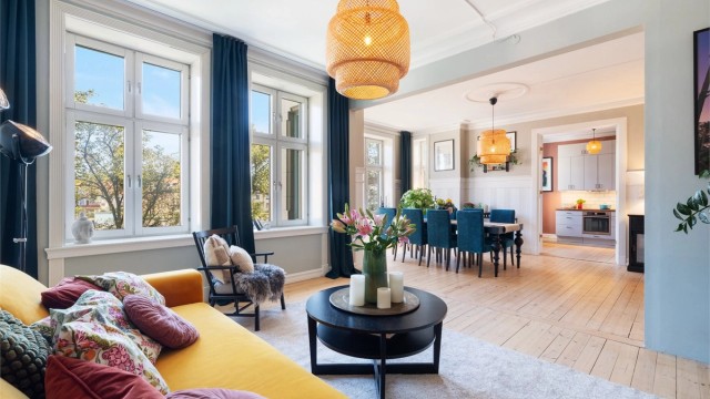 Velkommen til en klassisk drømmeleilighet med imponerende takhøyde på 2,95m og flere originale detaljer