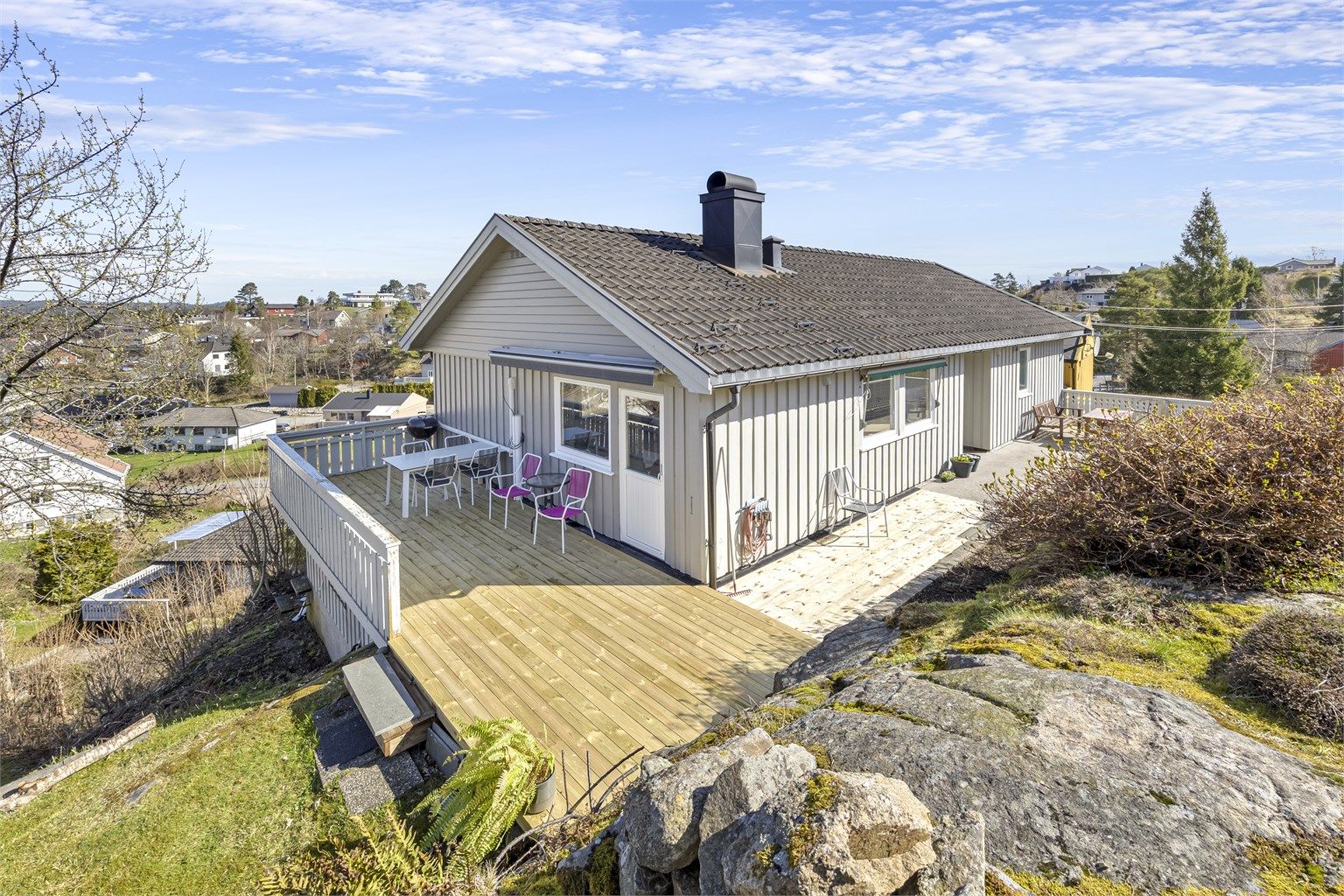 Eiendommen byr på totalt 80 m² med terrasser og balkonger. Her kan solen nytes fra tidlig morgen til ca. kl. 22 midtsommers.