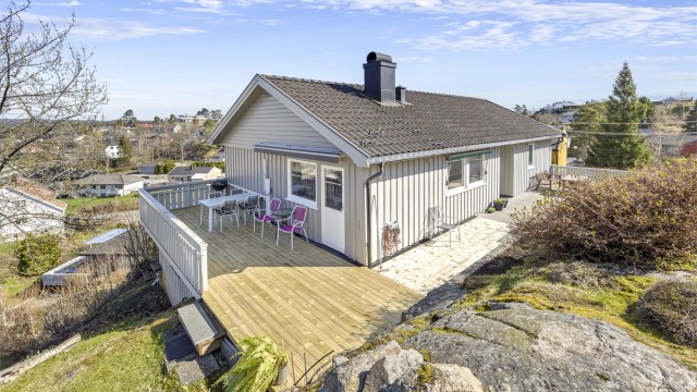 Eiendommen byr på totalt 80 m² med terrasser og balkonger. Her kan solen nytes fra tidlig morgen til ca. kl. 22 midtsommers.