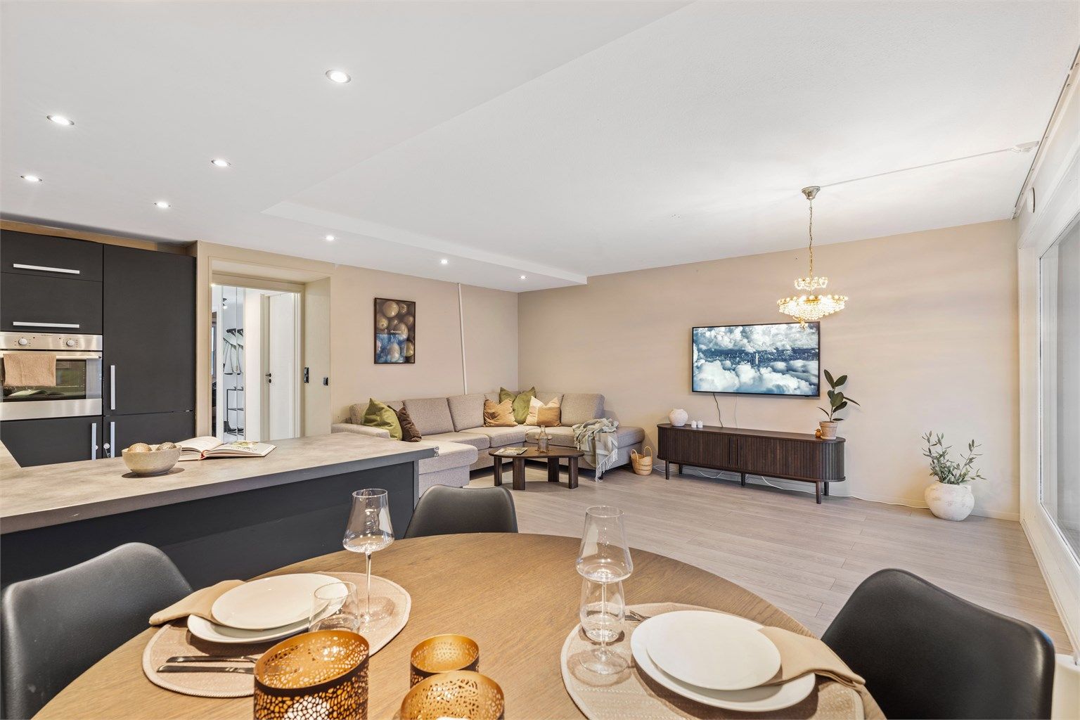 Her er det god plass for både sofakrok og spisebord.