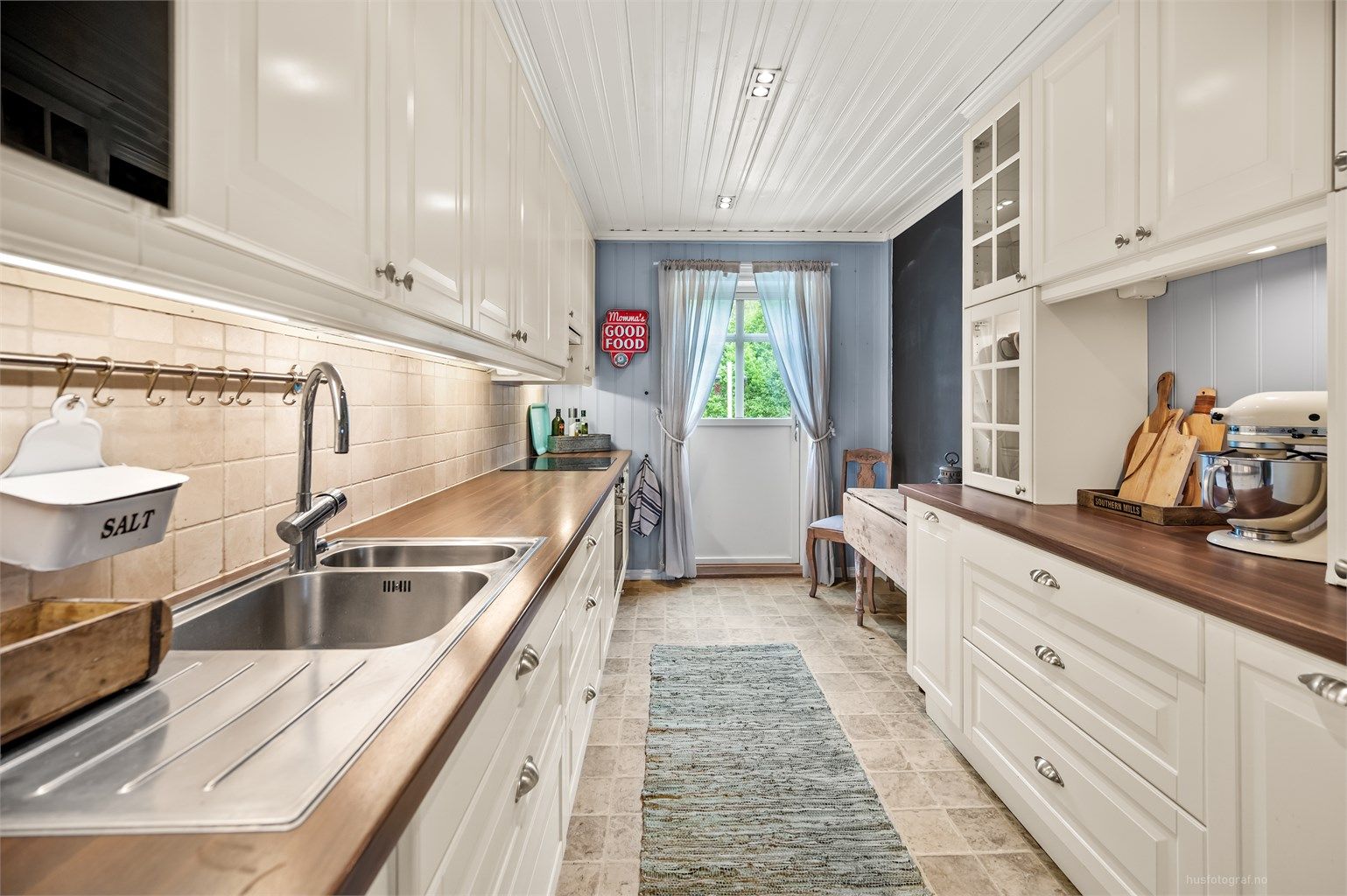 Stilrent kjøkken med godt utnyttet skap- og benkplass