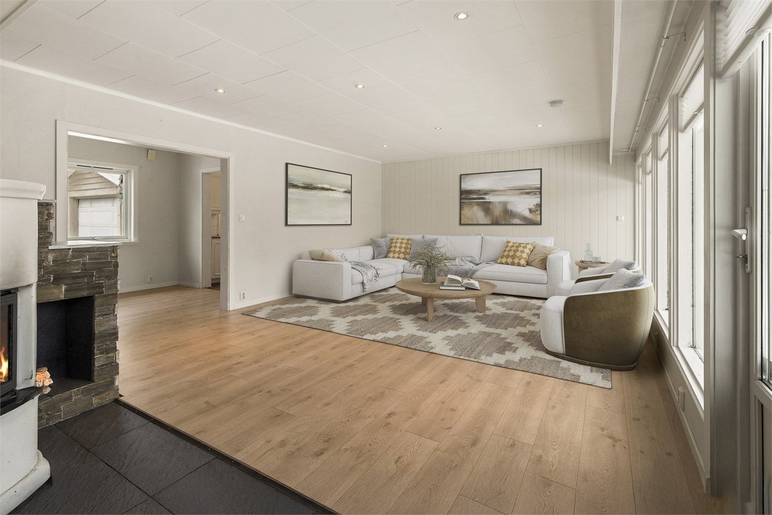 En lettstelt og praktisk enebolig med alt på ett plan. Her får du en fin planløsningen med stor stue, kjøkken i eget rom og spisestue. Kanskje et godt alternativ til leilighet? Digitalt stylet.