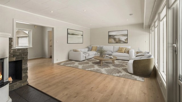 En lettstelt og praktisk enebolig med alt på ett plan. Her får du en fin planløsningen med stor stue, kjøkken i eget rom og spisestue. Kanskje et godt alternativ til leilighet? Digitalt stylet.