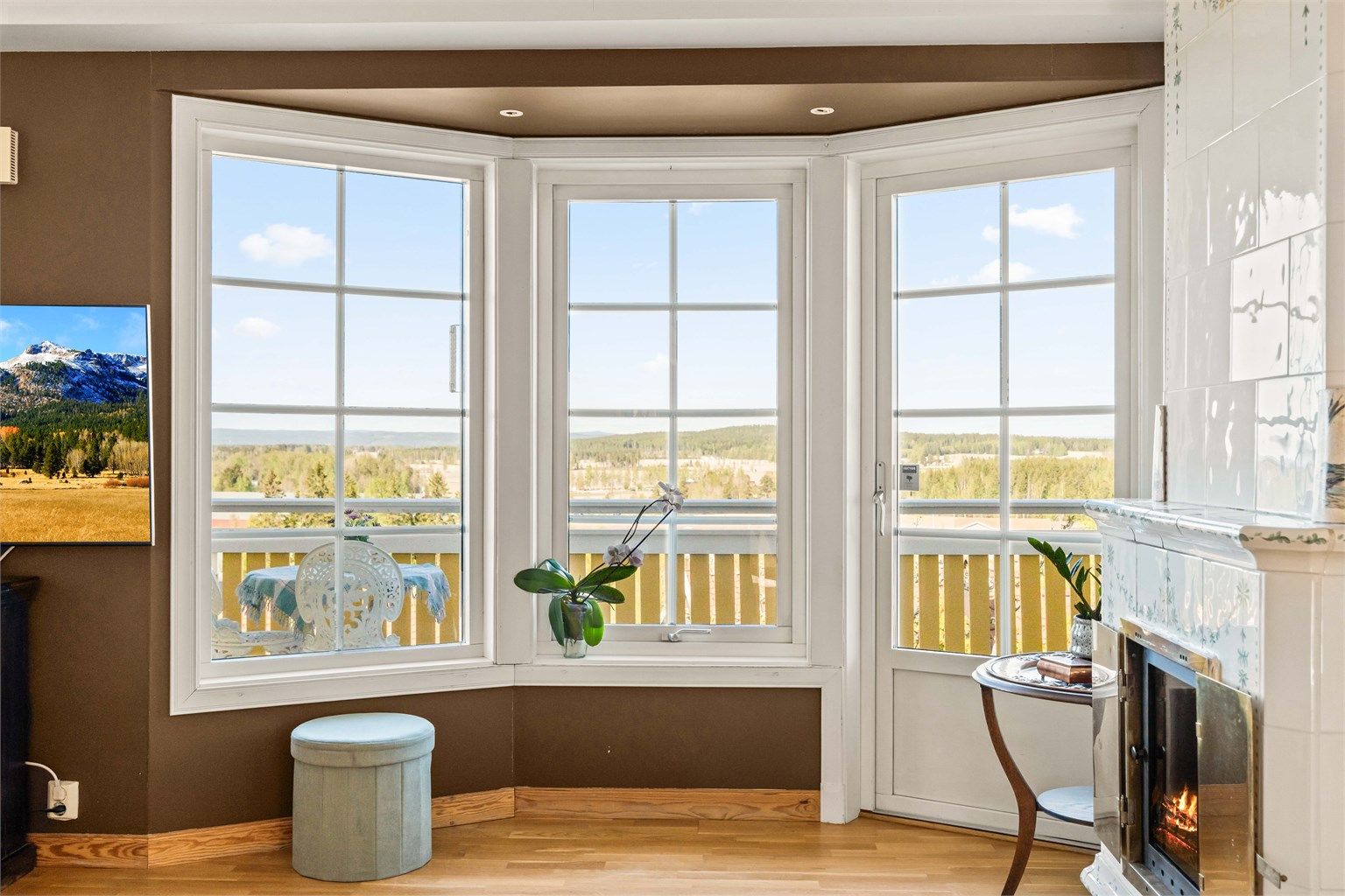 Fra stuen er det utgang til veranda via dører med 3-lags glass.