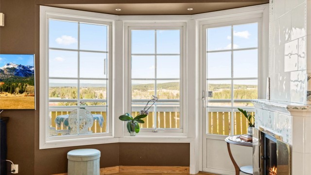 Fra stuen er det utgang til veranda via dører med 3-lags glass.
