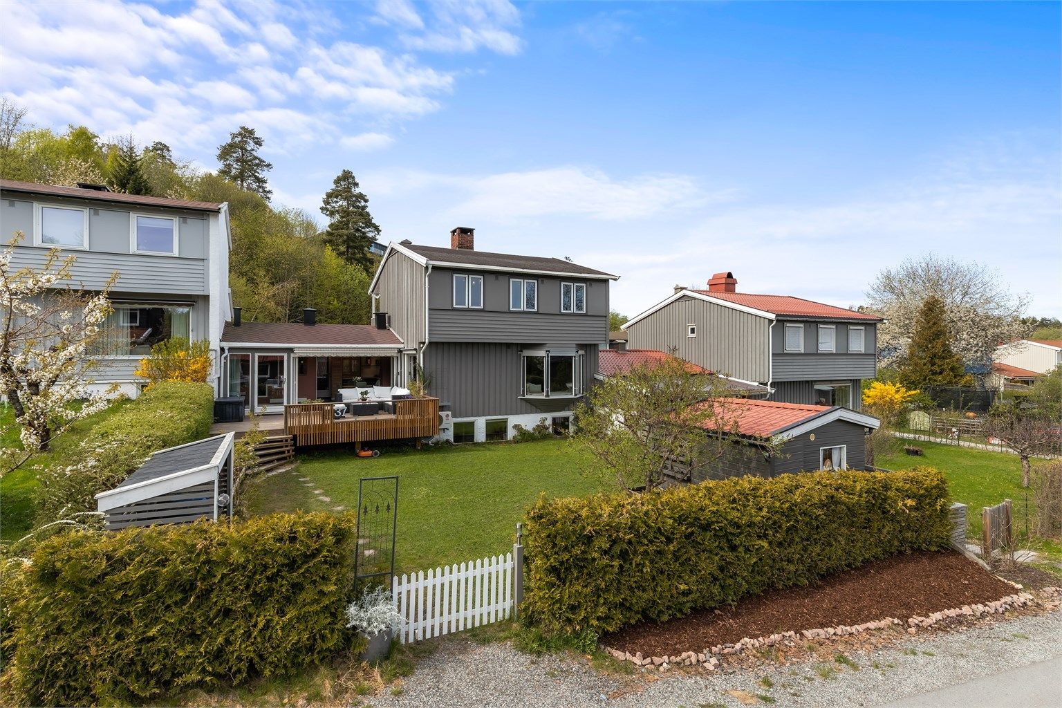 Her får du en stor kjedet enebolig med 3 soverom i et etablert og barnevennlig nabolag. Boligen har garasje, nydelige uteplasser og et sjarmerende anneks i hagen!