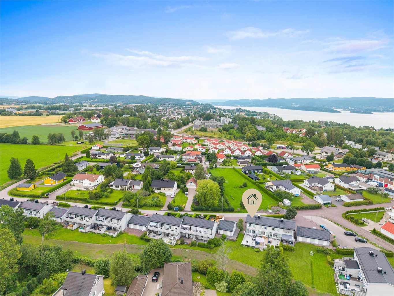 For pendlere er området ideelt. Holmestrand stasjon ligger innen kort avstand via fjellheisen og har hyppige togavganger både mot Oslo og sørover i Vestfold