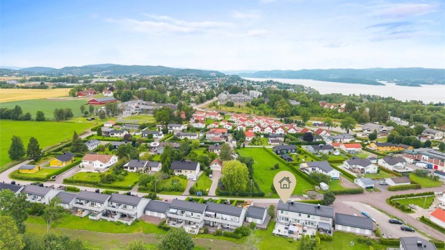 For pendlere er området ideelt. Holmestrand stasjon ligger innen kort avstand via fjellheisen og har hyppige togavganger både mot Oslo og sørover i Vestfold