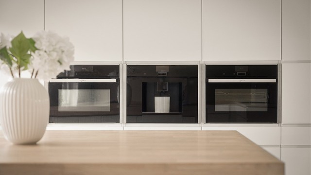 Kjøkkenet er godt utstyrt med to integrerte ovner, to kjøleskap med fryser, kaffemaskin, oppvaskmaskin og 90 cm platetopp.