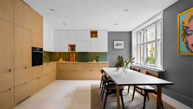 Moderne og stilrent kjøkken pusset opp i 2017. Innredningen har en god kombinasjon av skap- og benkeplass, som gir gode løsninger for både oppbevaring og matlaging.